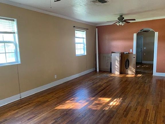 3rd image of 930 W Kenedy Ave