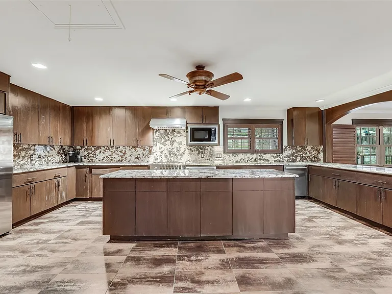 4900 Balcones Dr — Photo 13