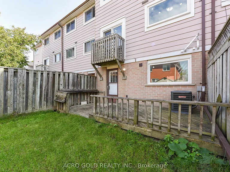 19 Hoskins Sq — Photo 46
