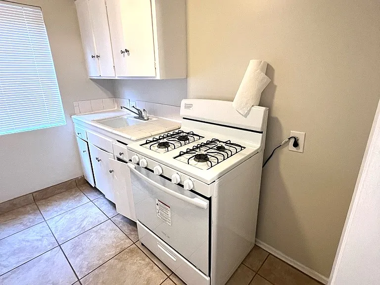 Santa Barbara Apartments — Photo 7