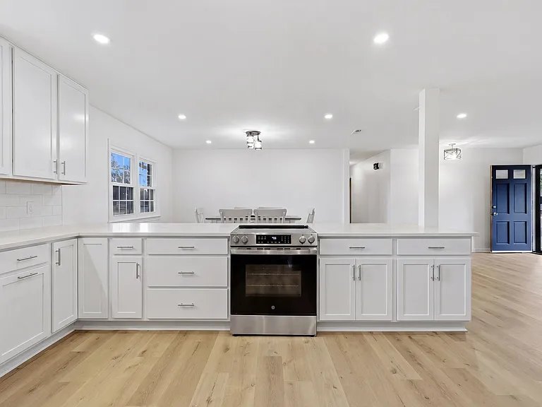 128 Convention Dr — Photo 12