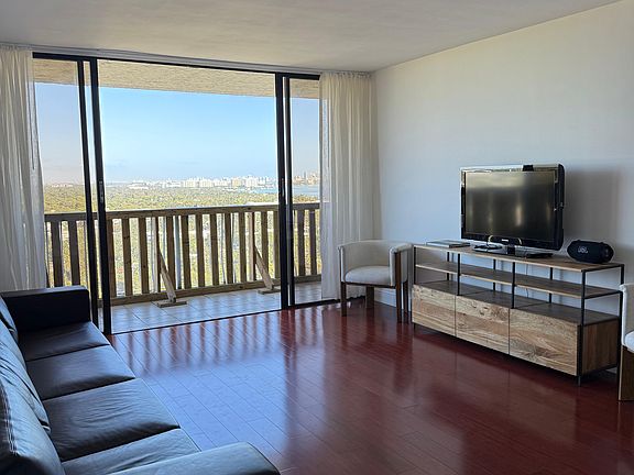5th image of 780 NE 69th St APT 2506