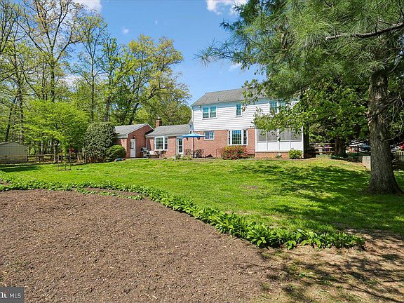 3rd image of 4004 Manor Park Ct
