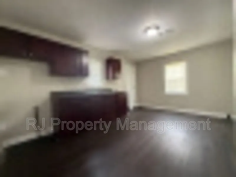 5 bed, 1.0 bath, 1482 sqft, $995 — Photo 2