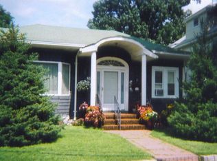 21 Pearsall Pl, Roslyn Heights, NY 11577