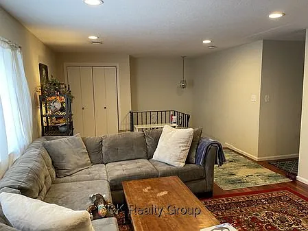 3 bed, 1.5 bath, 1235 sqft, $3,200 — Photo 2