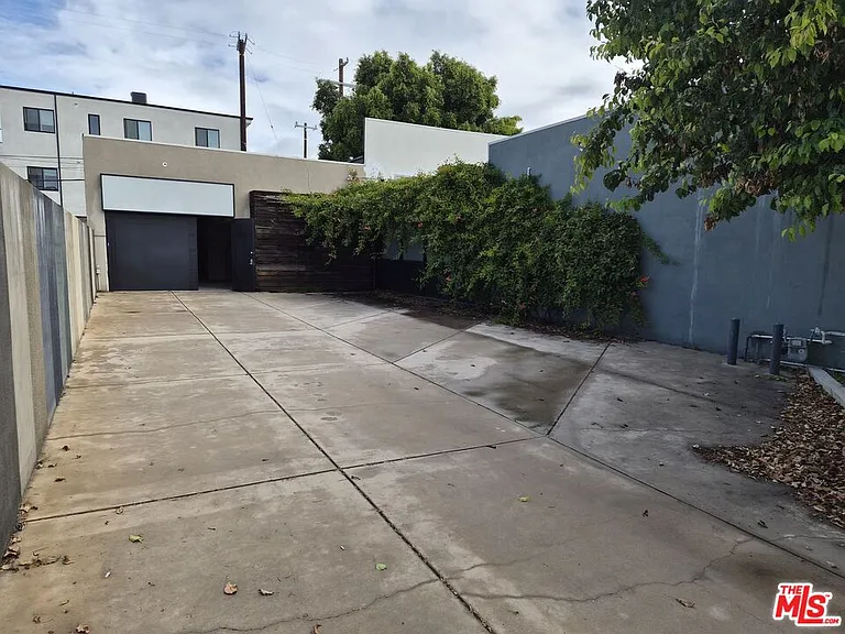 10835 Magnolia Blvd — Photo 21