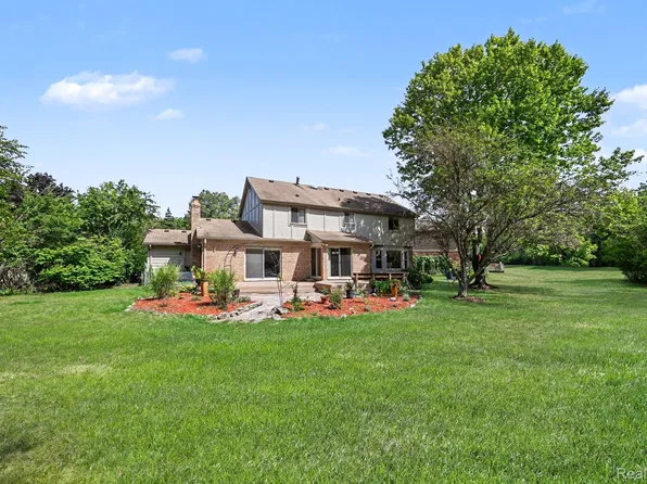 29579 Kings Pointe Ct, Farmington Hills, MI 48331