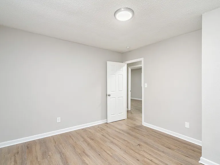 841 Farragut Ave — Photo 12