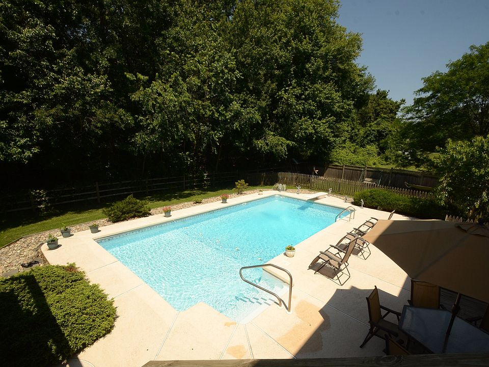 1st image of 19 Garryford Dr