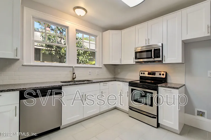 2 bed, 1.0 bath, 1325 sqft, $2,050 — Photo 3