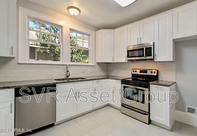 1758 Greenwood Ave — Photo 3