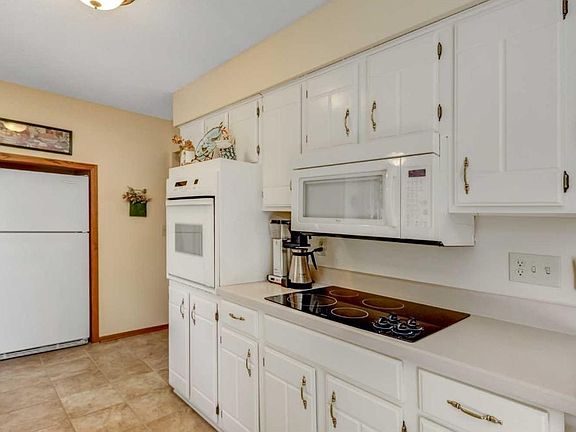 4th image of 2984 Furness St