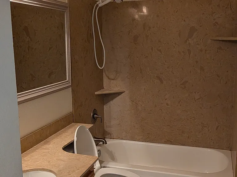 Bathroom (upstairs) for 2 Bedrooms