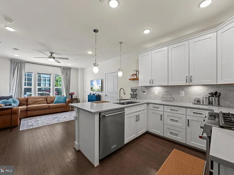 813 Rockwell Ave — Photo 8