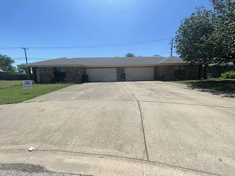 912 McDaniel Cir — Photo 2