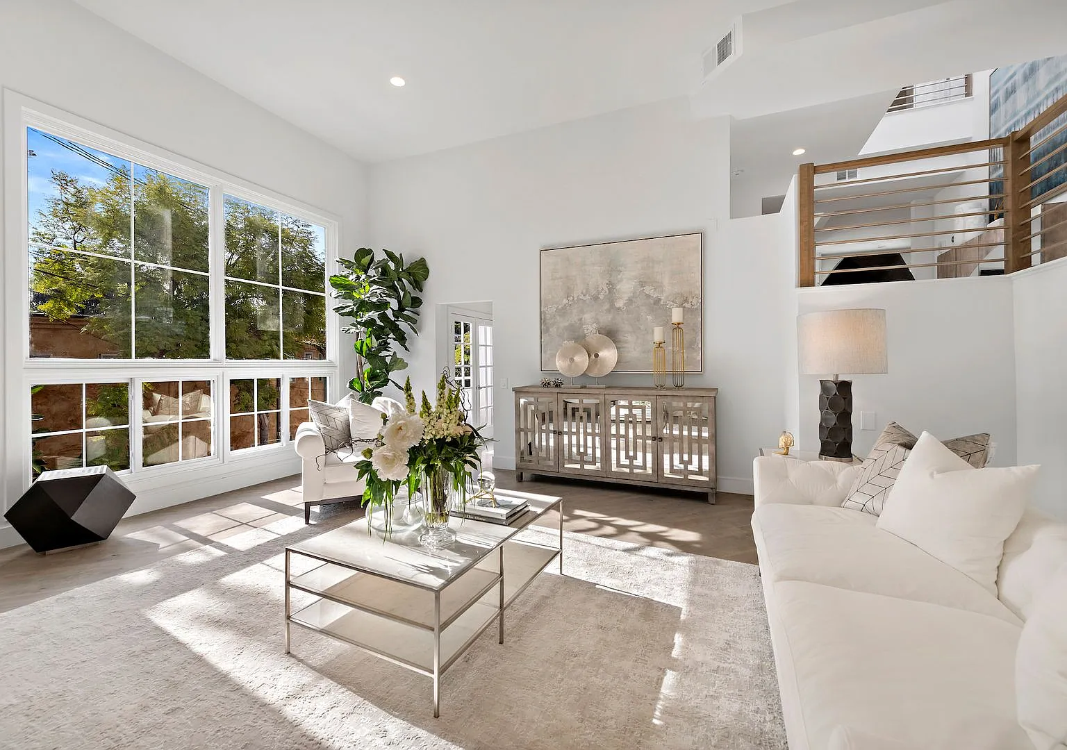 Beautifully Renovated Hollywood Hills House — Photo 1