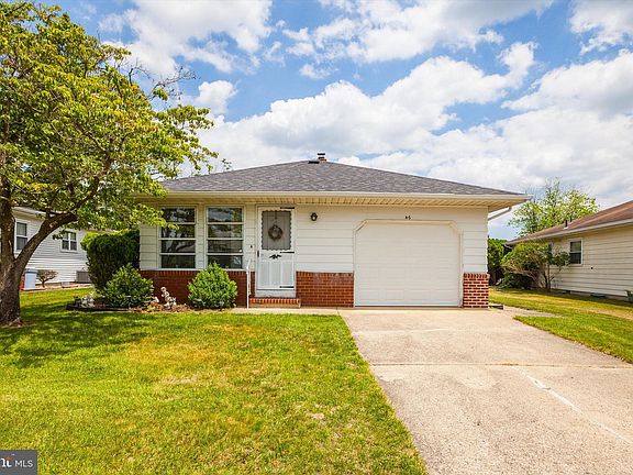 2nd image of 46 Castle Harbor Dr