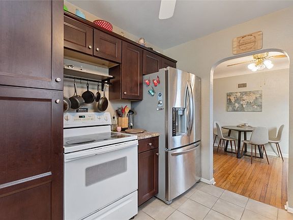 3rd image of 901 Staub Ct NE