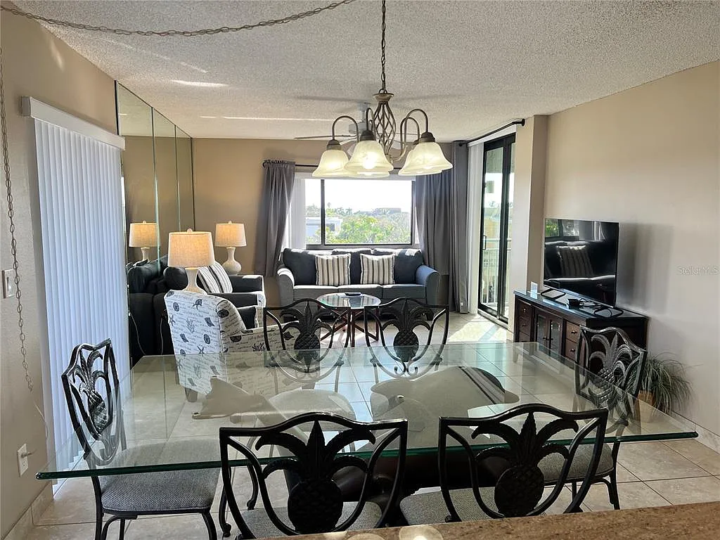2 bed, 2.0 bath, 1200 sqft, $11,430 — Photo 3
