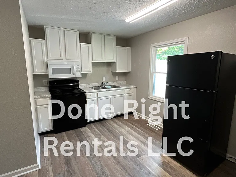 2020 Oak St #2020 — Photo 5