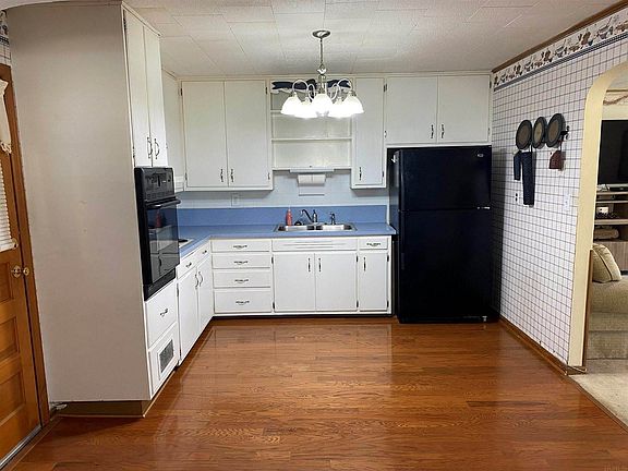 4th image of 605 W Elm St