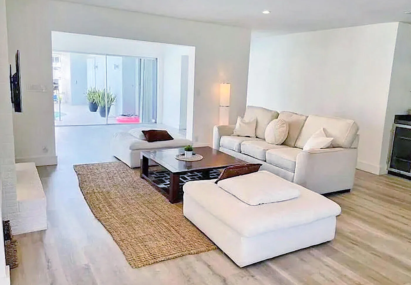 3 bed, 3.0 bath, 2871 sqft, $8,500 — Photo 3