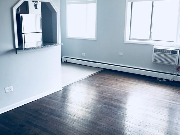 3rd image of 6014 N Kenmore Ave #410