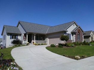 1048 Fieldstone Dr, Hartford, WI 53027