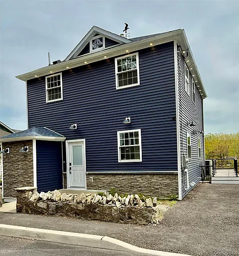 52 Roe Ave Photo 1