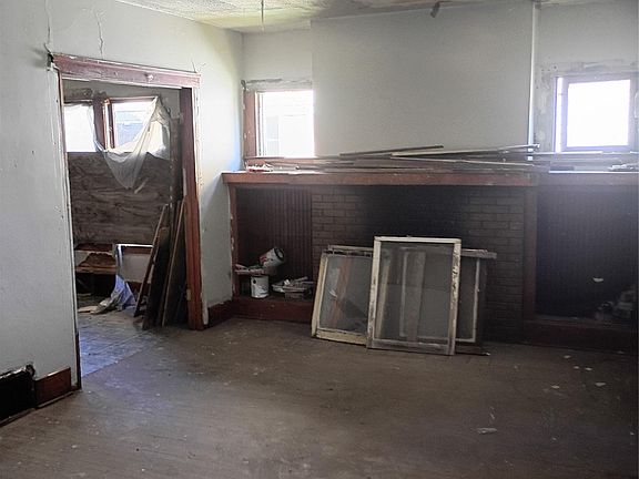 2nd image of 2176 Algonquin St