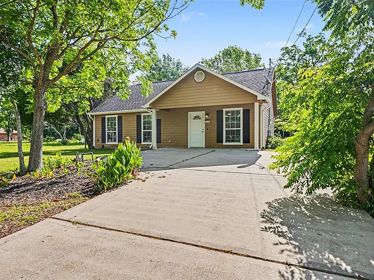 326 S Bell Dr — Photo 1