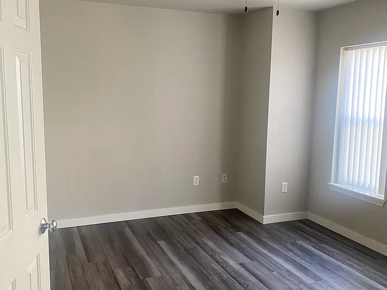 1585 NE Jonquil Ln — Photo 3