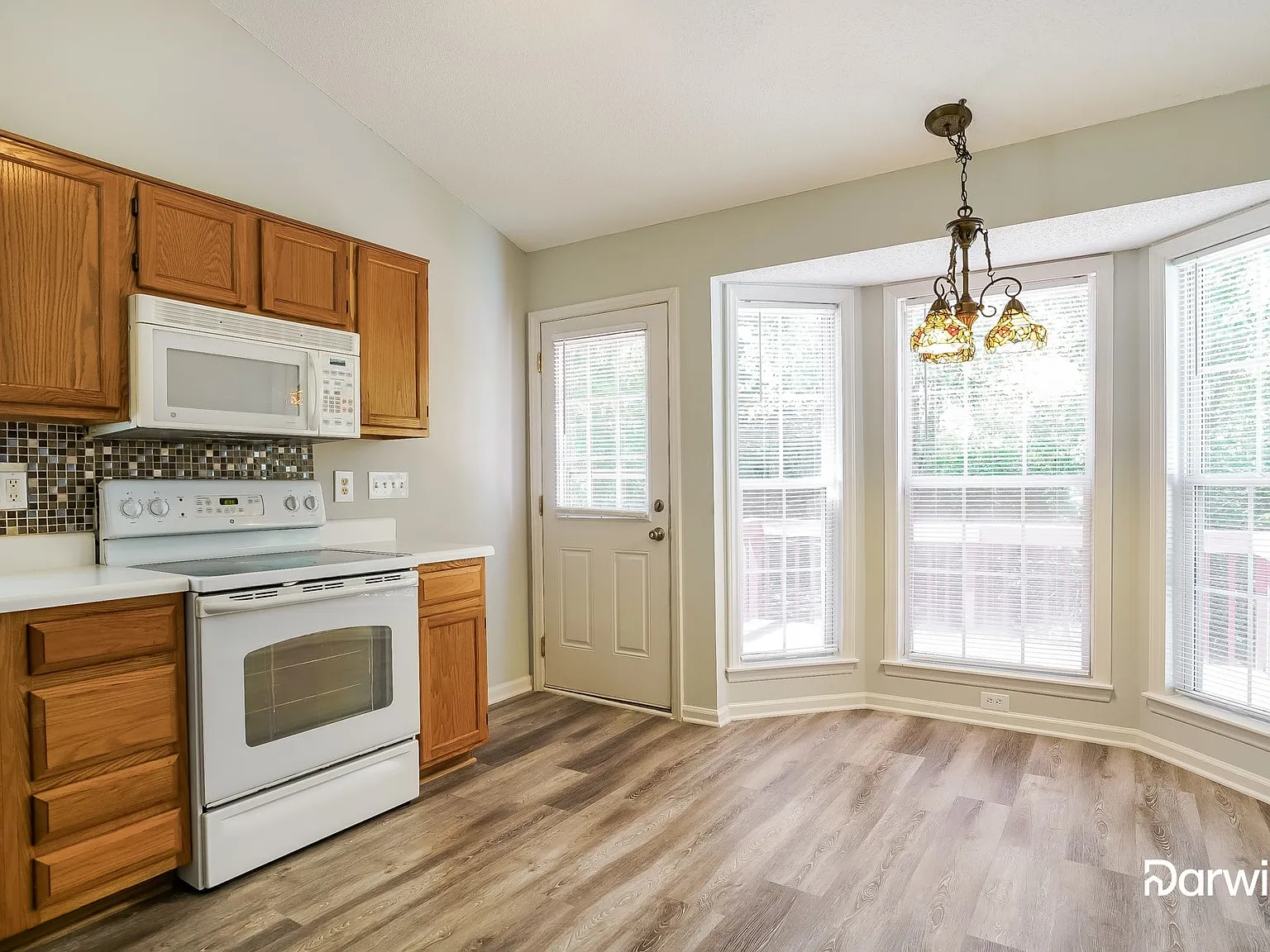 3 bed, 2.0 bath, 1154 sqft, $1,805 — Photo 4
