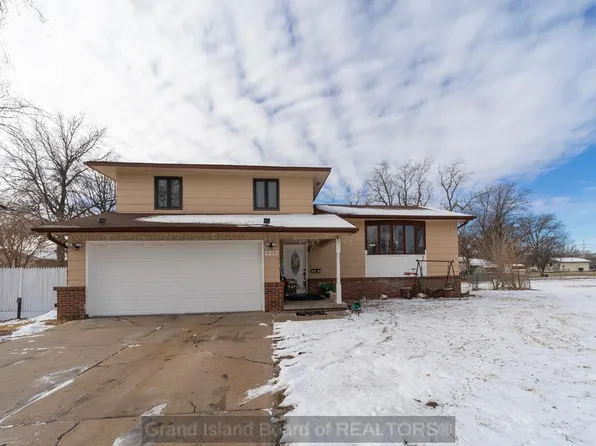 2212 Maplewood Pl, Grand Island, NE 68801
