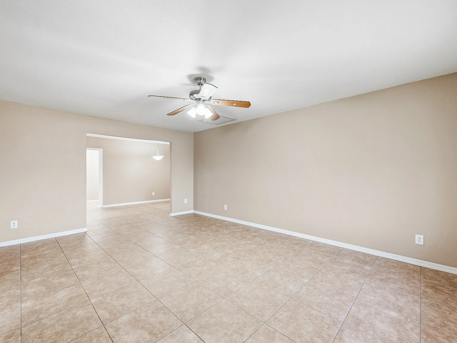 5 bed, 1929 sqft, $2,395 — Photo 3