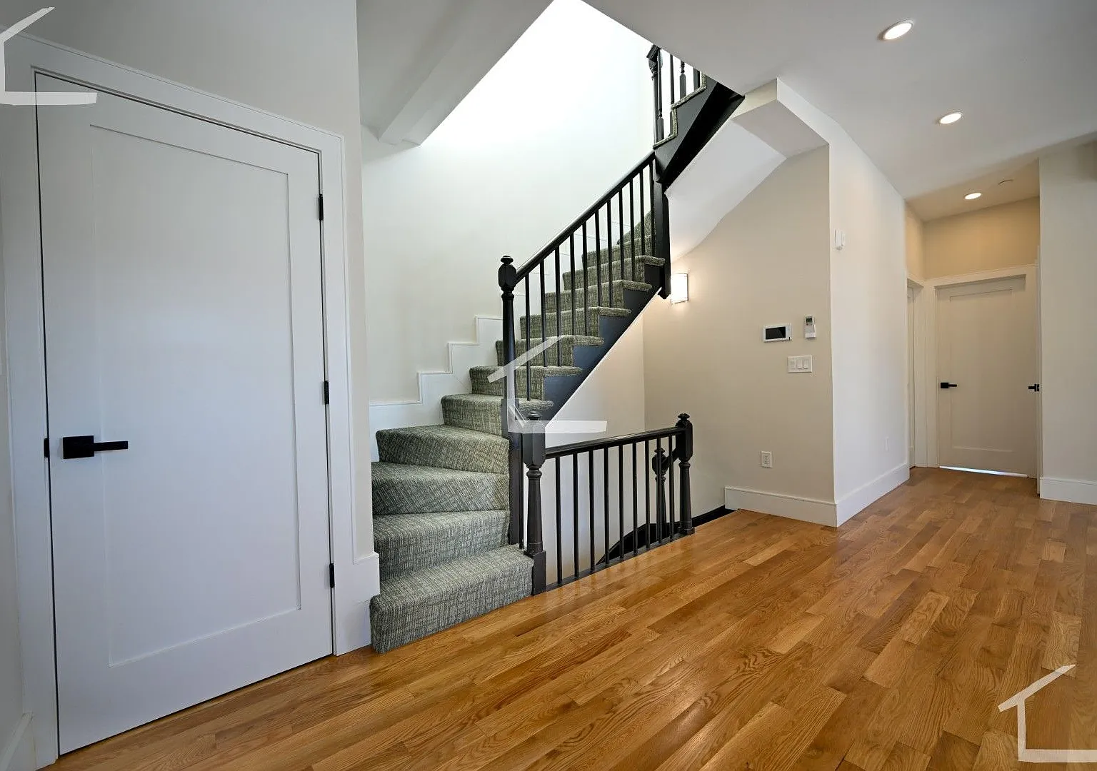 Avl NOW - No Fee! Spectacular penthouse 3BR/2BA in Bay Village! — Photo 2