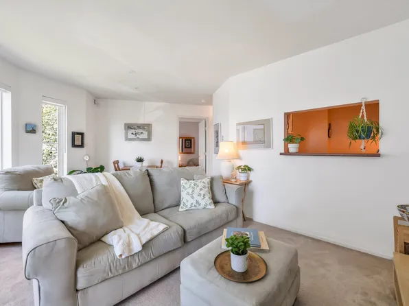 245 Saint Davids Ave #206, North Vancouver, BC V7L 3N9