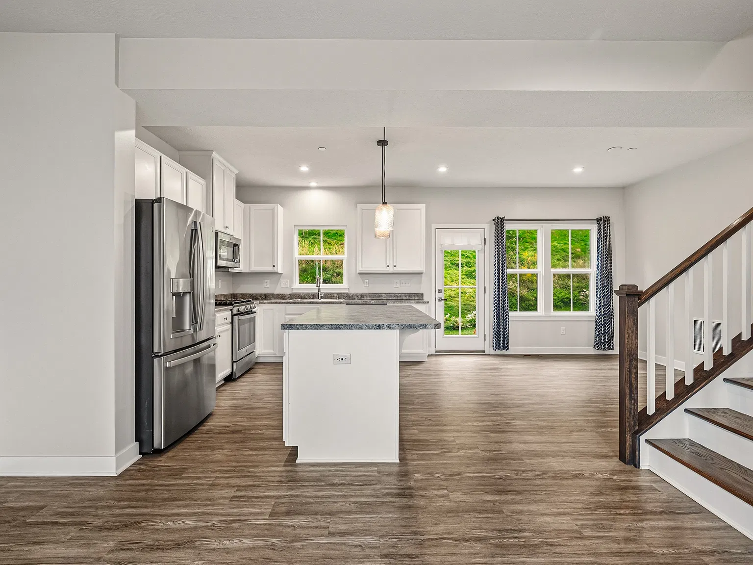 3 bed, 1556 sqft, $2,595 — Photo 3