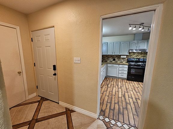 FOYER / KITCHEN ENTRANCE