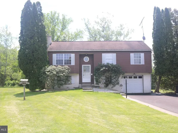28 Frederick Rd, Coatesville, PA 19320