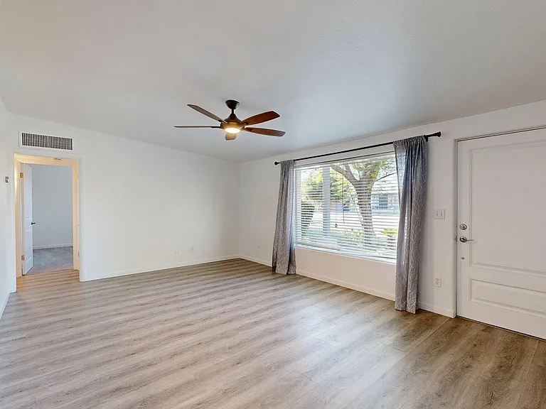 4537 E Devonshire Ave — Photo 7