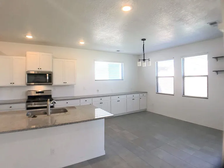 313 Wyatt Ave SW — Photo 7