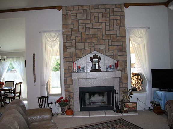 3rd image of 325 Olive Dr