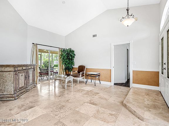3rd image of 1928 Glen Meadows Cir