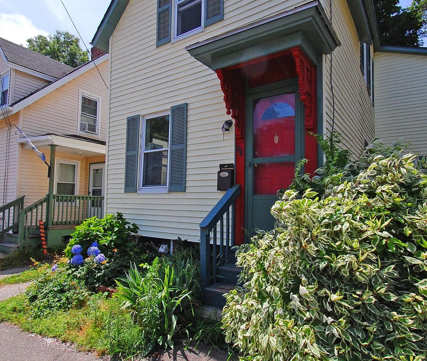 3 bed, 1025 sqft, $3,400 — Photo 1