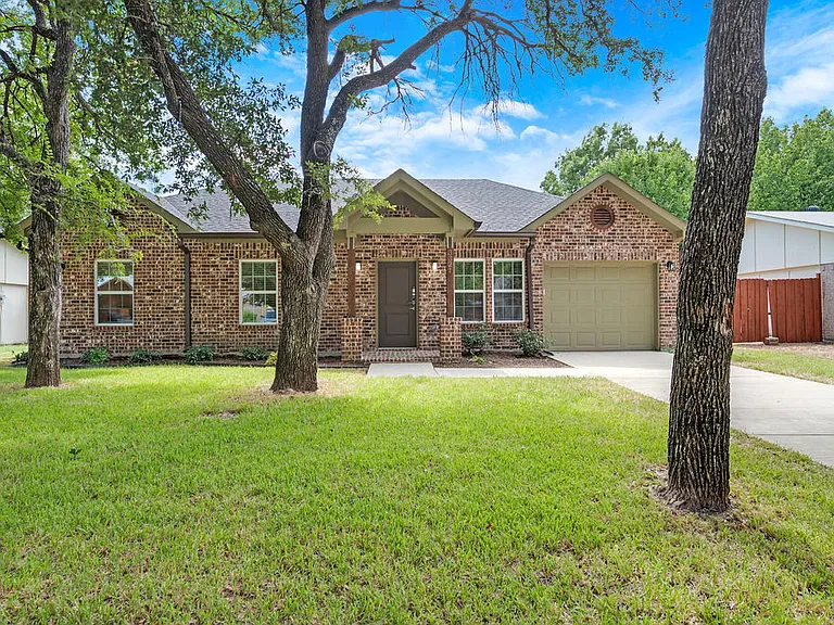 3321 Westminster Dr — Photo 2