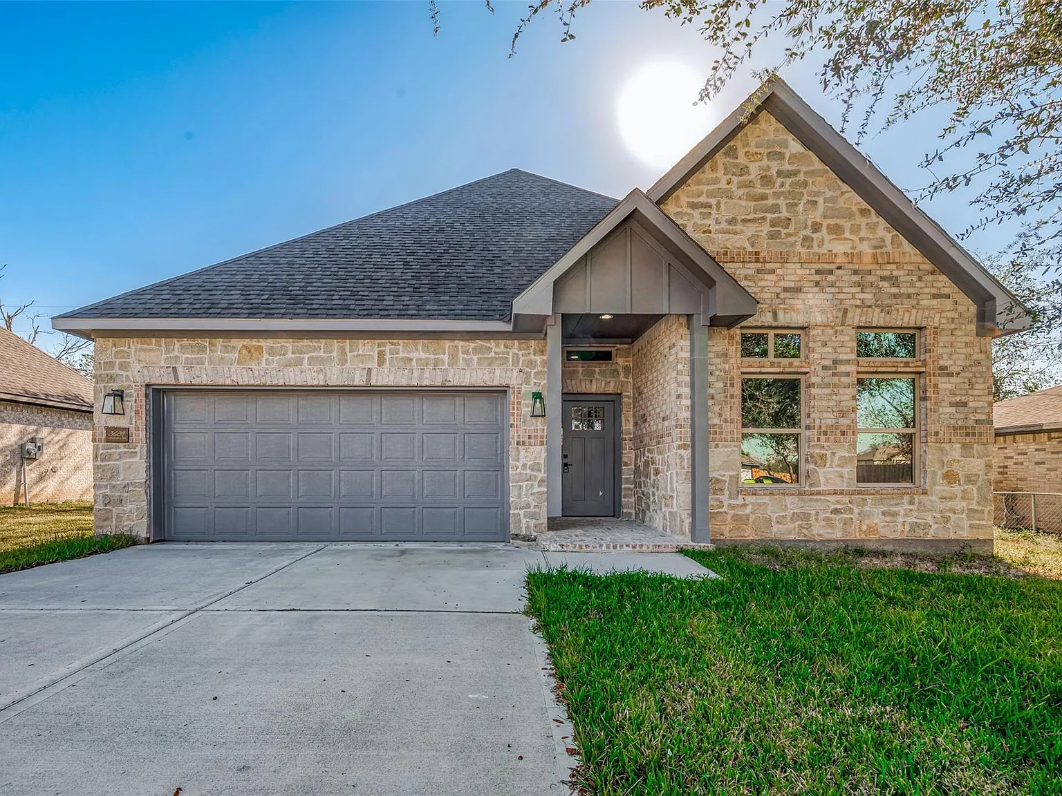 3 bed, 2.0 bath, 1648 sqft, $2,400 — Photo 1