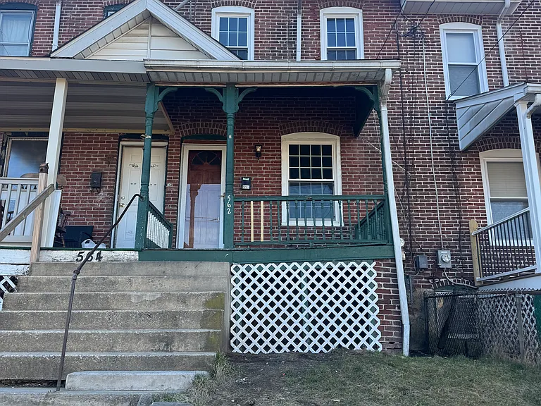 562 Walnut St — Photo 1
