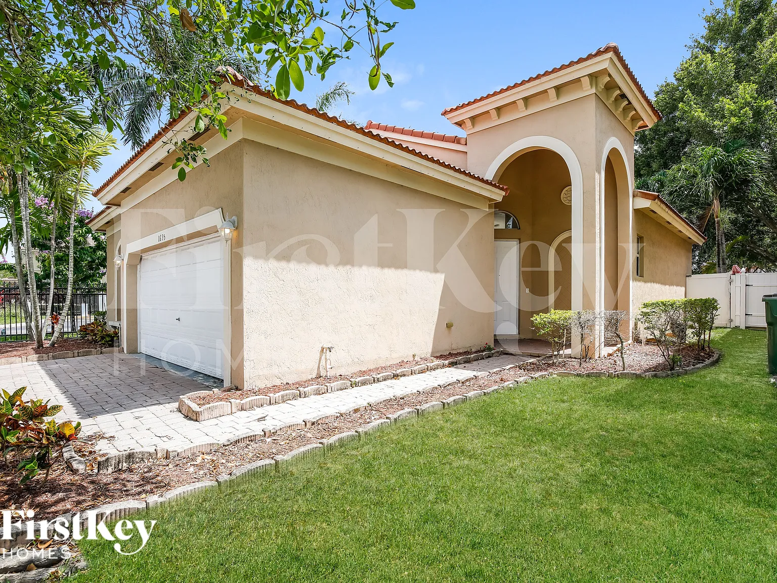 3 bed, 2.0 bath, 1705 sqft, $3,115 — Photo 2